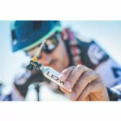 Lezyne Tubeless CO2 Blaster -Finish Line prod191871 Black Gold NE 09